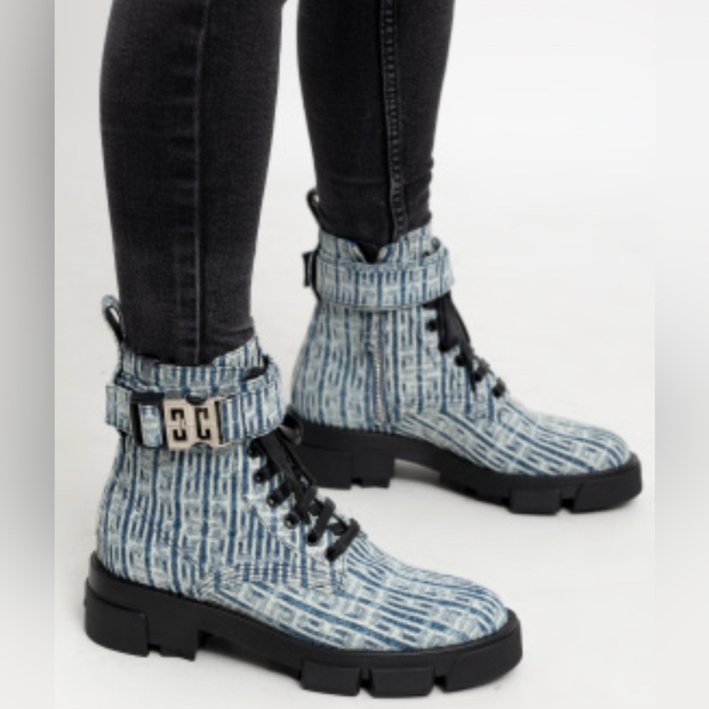 ***NEW**** in the BOX   🎁🛍️🎉Givenchy TERRA 4G Combat Boots 🎄🎁
